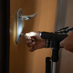 Raztegljiva sprehajalna palica z LED lučjo, alarmom in mehansko roko Hannde InnovaGoods